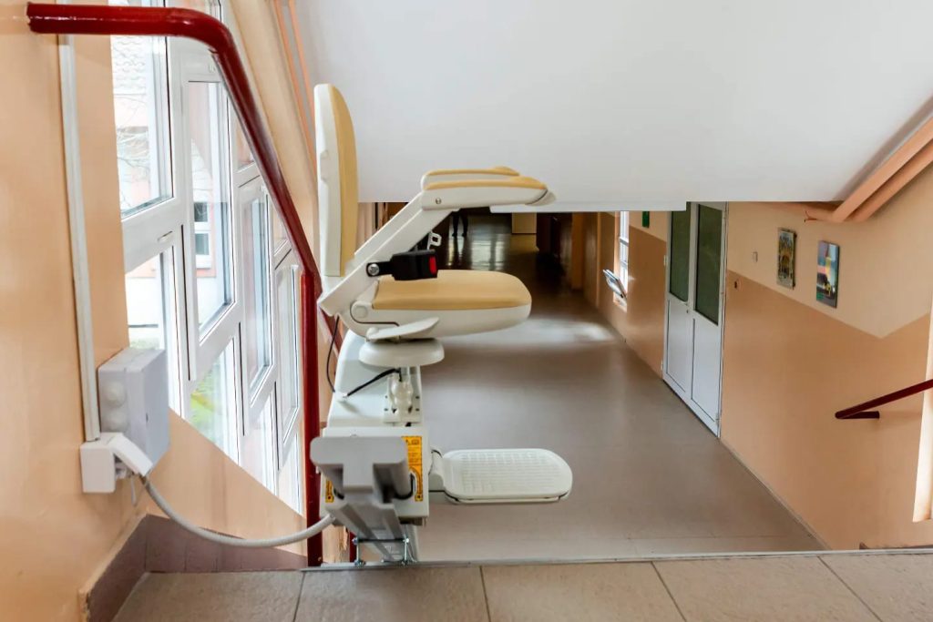 Osnovnoj školi “Sonja Marinković” donirana stepenišna stolica za osobe sa invaliditetom