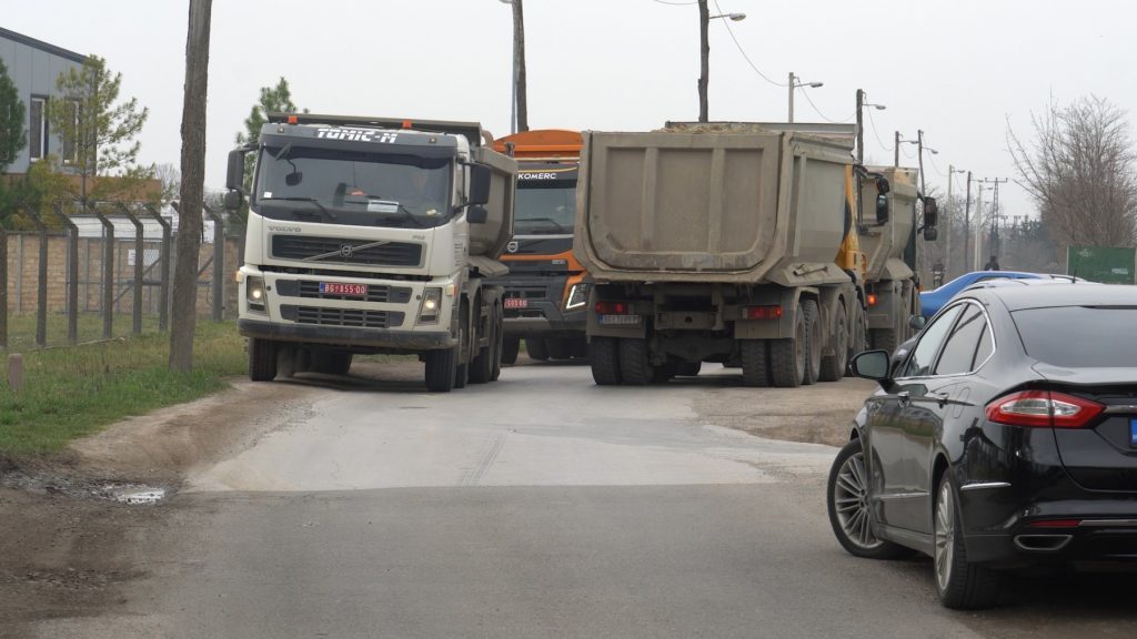 Meštani naselja „Zorka“ negoduju zbog više stotine kamiona koji prolaze i narušavaju život građana