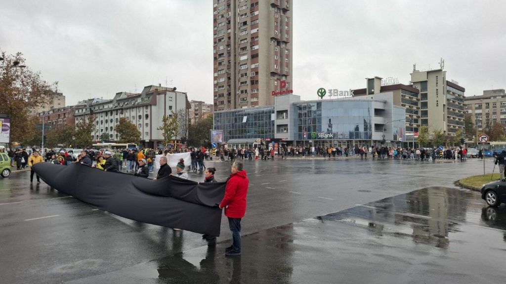 Novi Sad stajao 14 minuta u znak sećanja na poginule i iz protesta što niko nije osumnjičen za tragediju