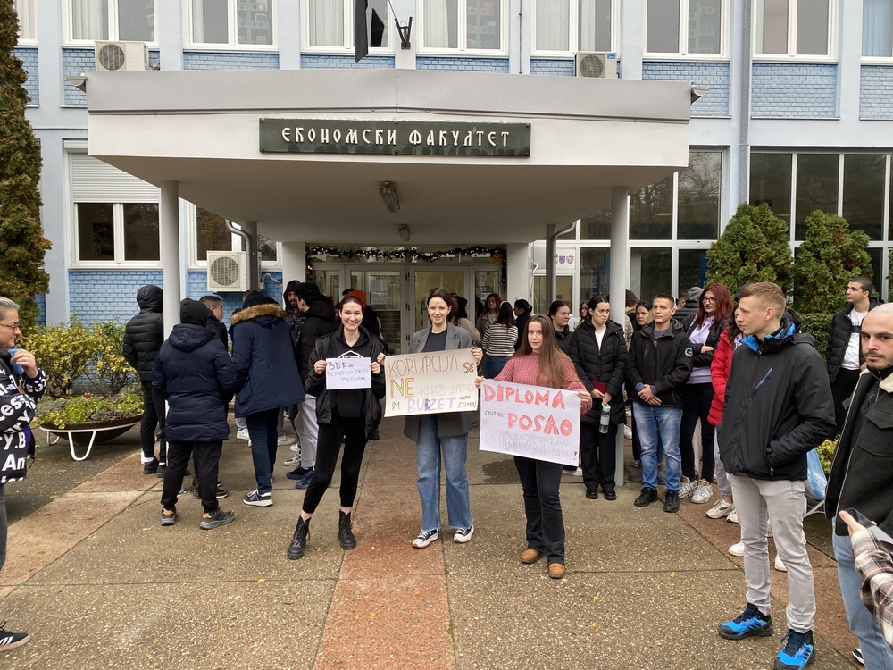 Studenti blokirali Ekonomski fakultet u Subotici: „Svačiji glas treba da se čuje, ovo nije nešto o čemu treba da se ćuti“