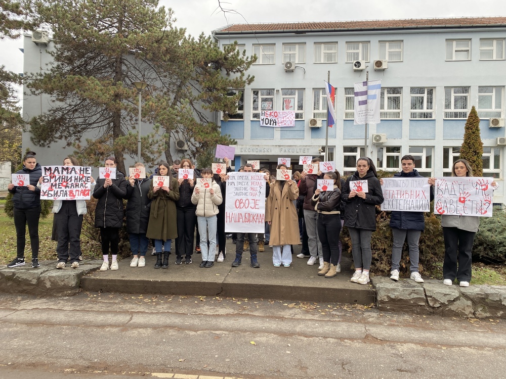 Studenti Ekonomskog fakulteta u Subotici nastavili sa blokadom: „Mama ne brini, nije me danas ubila vlast“ (FOTO)