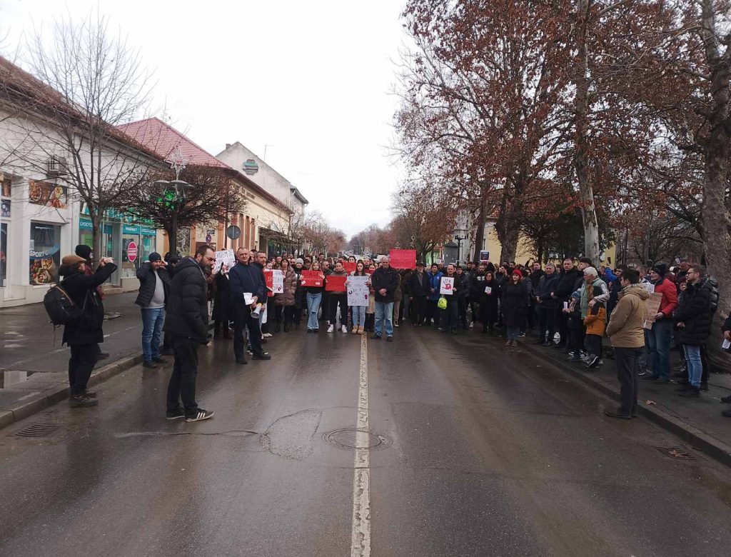 U Bačkoj Topoli održan najmasovniji protest do sada, uz blokadu Glavne ulice