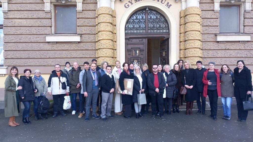 Profesori četiri srednje škole u Subotici u znak podrške odneli poklone kolegama u Gimnaziji