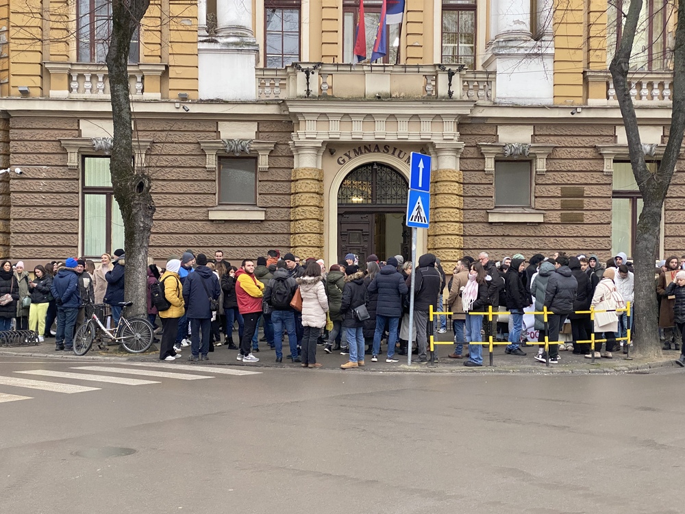 Deo gimnazijalaca podržao profesore u štrajku – direktor: Ne dozvoljavam da mi neformalne grupe vode školu (FOTO)