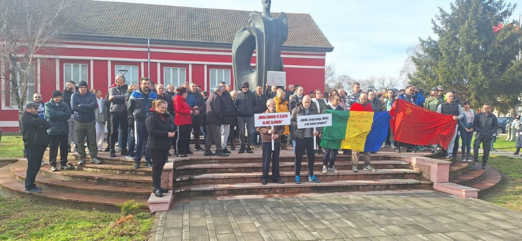 U Lovćencu odat pomen stradalima u padu nadstrešnice na novosadskoj železničkoj stranici