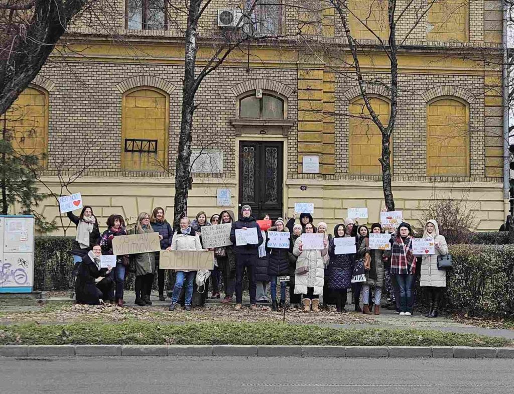 Grupa zaposlenih u OŠ „Ivan Milutinović“ u Subotici uz studente svim srcem: „Čast i obraz vredniji od 5%“